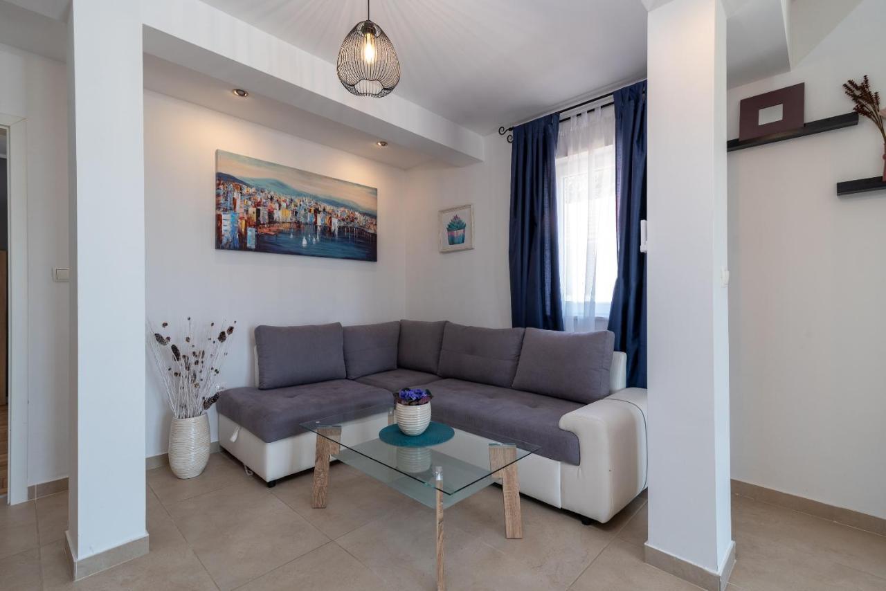 Apartments Dobrila Kaštel Novi エクステリア 写真