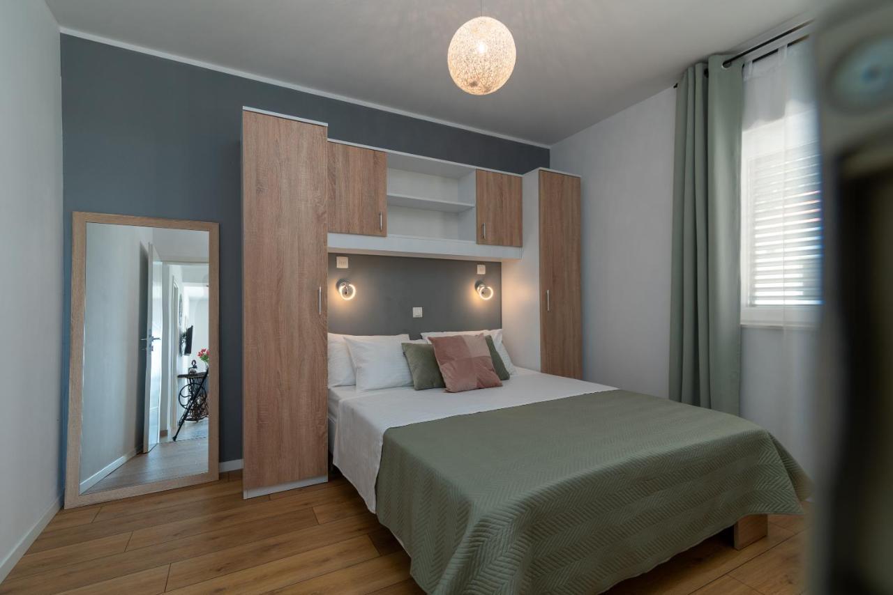 Apartments Dobrila Kaštel Novi エクステリア 写真