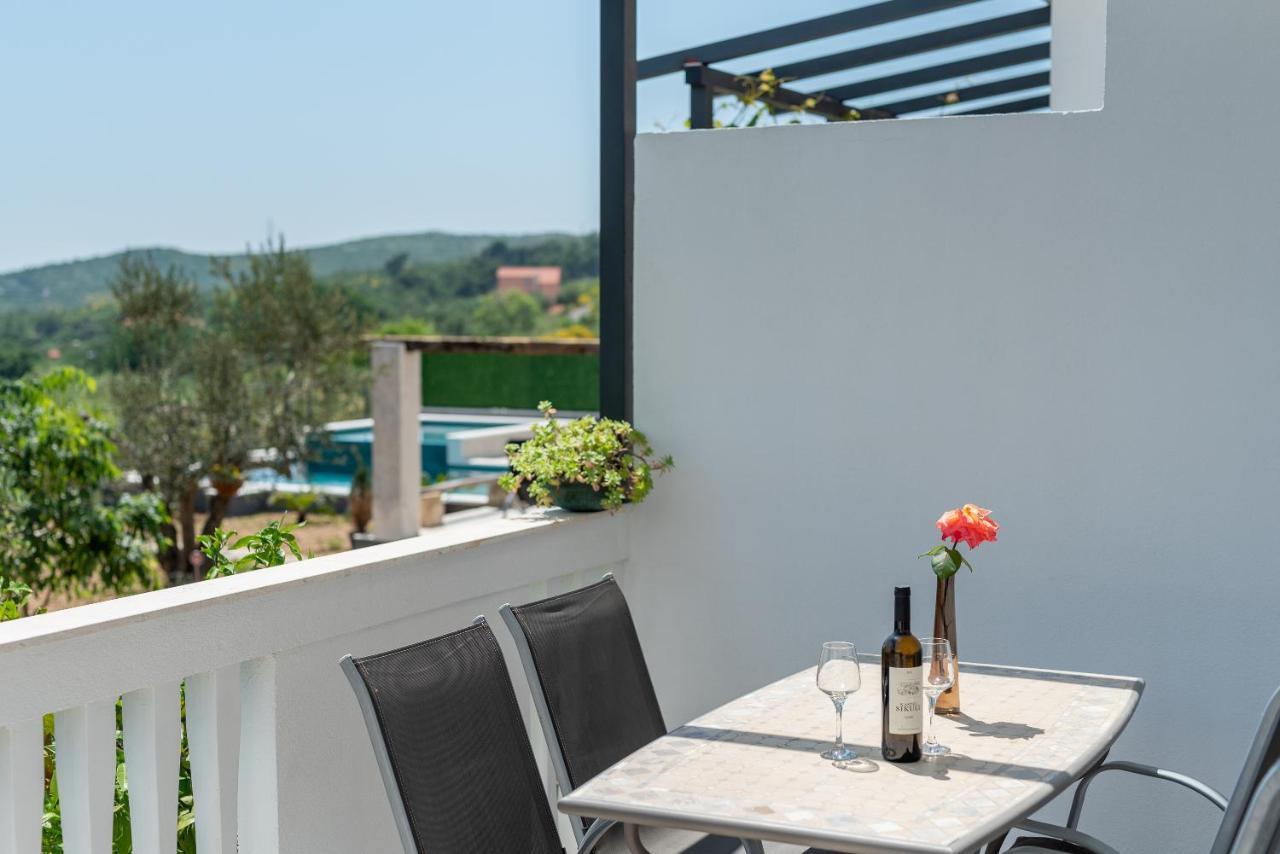 Apartments Dobrila Kaštel Novi エクステリア 写真