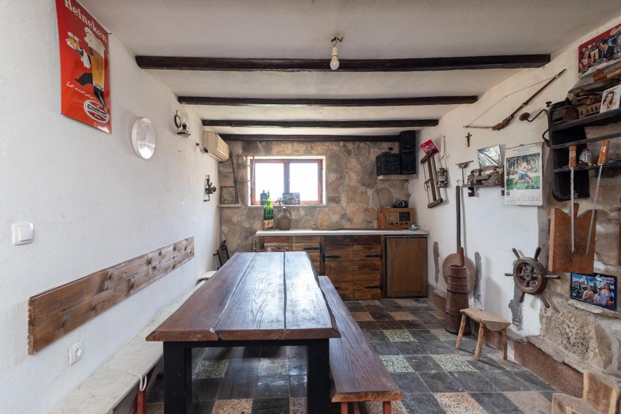 Apartments Dobrila Kaštel Novi エクステリア 写真