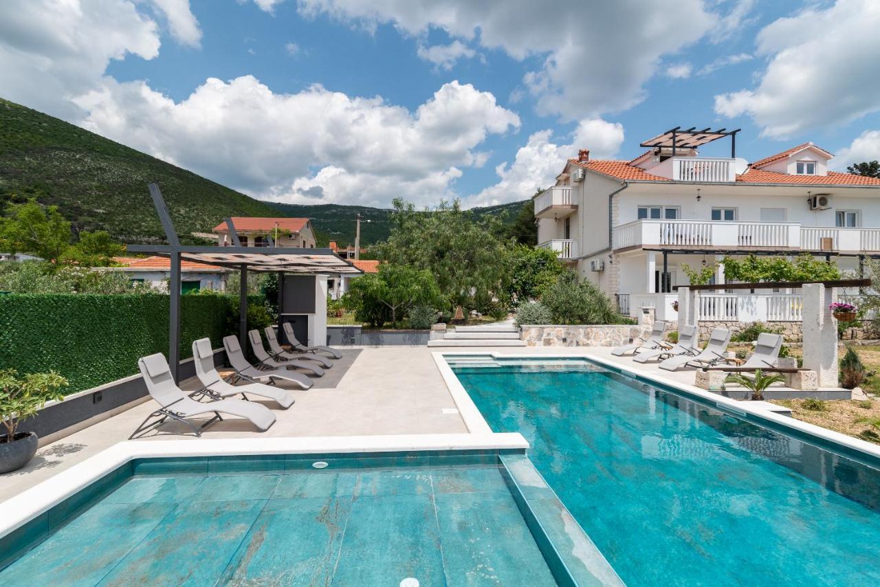Apartments Dobrila Kaštel Novi エクステリア 写真